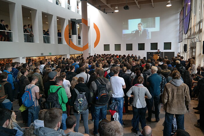 Präsident Heinrich Köster begrüßt die Erstsemester an der Hochschule