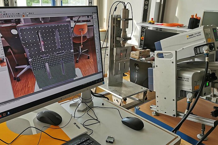 Das Bild zeigt ein 3D-Laser-Scanningvibrometer in einem Labor der TH Rosenheim.