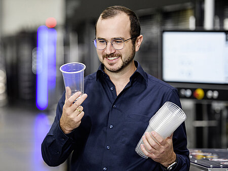 Michael Staudinger in der Produktion der Kiefel GmbH