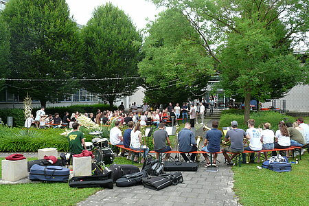 Absolventenfeier im Grünen mit Musik