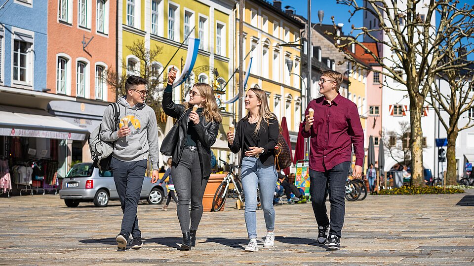 Studierende auf dem Stadtplatz in Traunstein