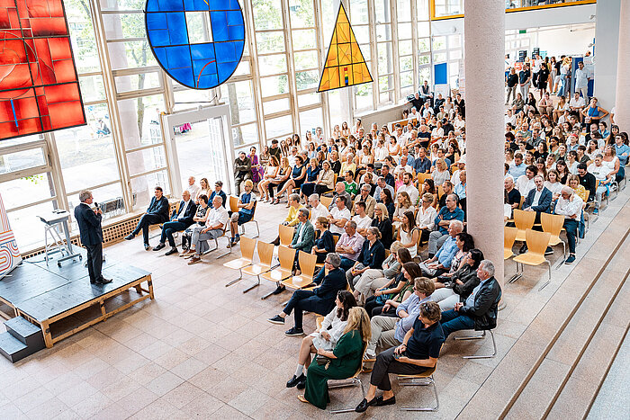 Das Bild zeigt einen Festakt im Foyer der TH Rosenheim.