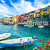 Blick auf den Canale di Mezzo mit kleinen Booten und bunten Häusern in Peschiera del Garda