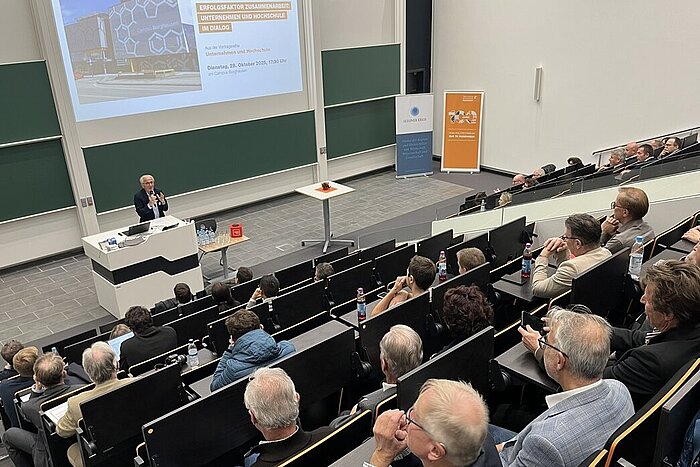 Das Bild zeigt Gerald Rhein vom Seeoner Kreis bei der Veranstaltung "Unternehmen und Hochschule" am Campus Burghausen.