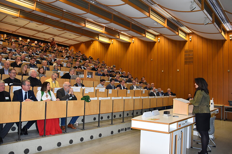 Ministerin Kaniber bei ihrer Rede vor den Teilnehmenden des 1. International Wood BioEconomy-Forum 