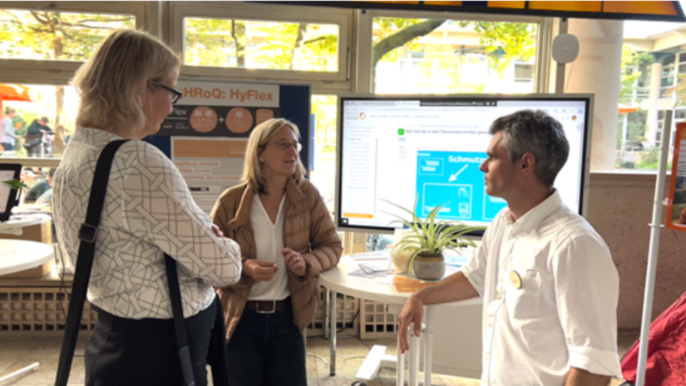 Lehrende am HyFlex Future Skills Camp-Stand