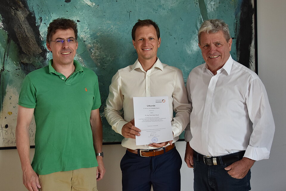 Das Bild zeigt Professor Martin Versen, Dekan der Fakultät für Ingenieurwissenschaften, mit Professor Franz Bauer und Hochschulpräsident Professor Heinrich Köster