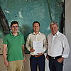 Das Bild zeigt Professor Martin Versen, Dekan der Fakultät für Ingenieurwissenschaften, mit Professor Franz Bauer und Hochschulpräsident Professor Heinrich Köster