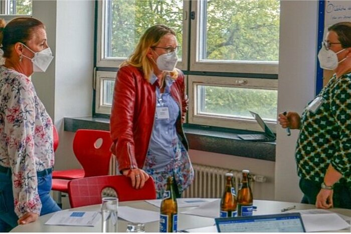 Teilnehmerinnen bei der Diskussion der Interviewergebnisse