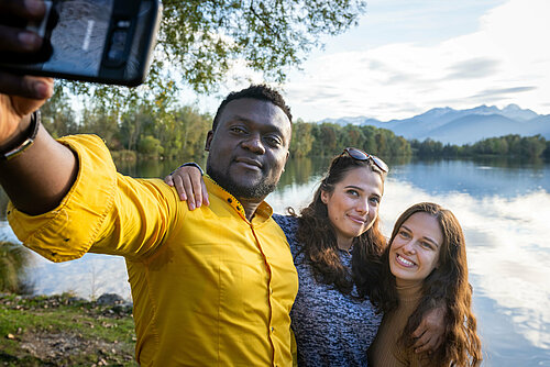 Studierende machen ein Selfie