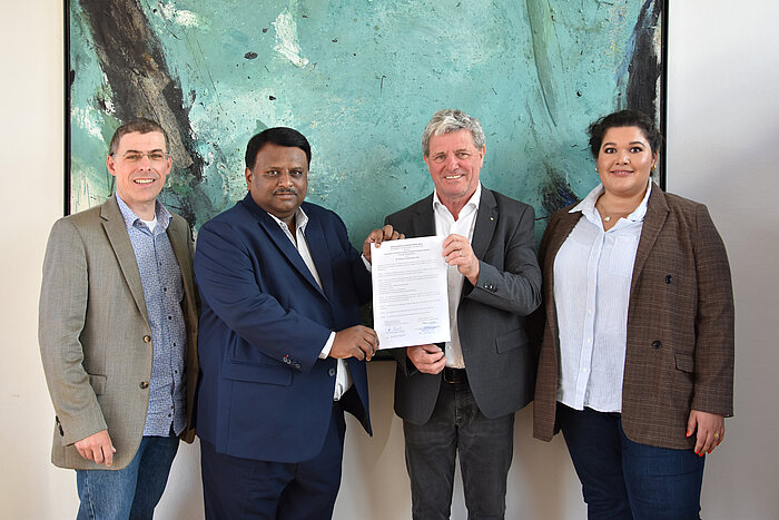 MoU zwischen TH Rosenheim und RV College of Engineering unterzeichnet. V.l.n.r: Prof. Martin Versen (Dekan der Fakultät für Ingenieurwissenschaften), Dr. Nataraj (Dozent des RV College von Engineering), Prof. Heinrich Köster (Präsident der TH Rosenheim), Fr. Olga Schloss (Referentin Hochschulen, BayIND)