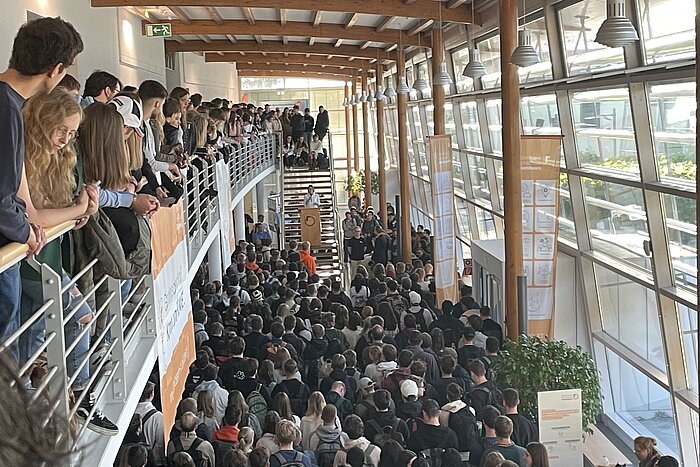 Das Bild zeigt viele Menschen in einem Gebäude der TH Rosenheim.