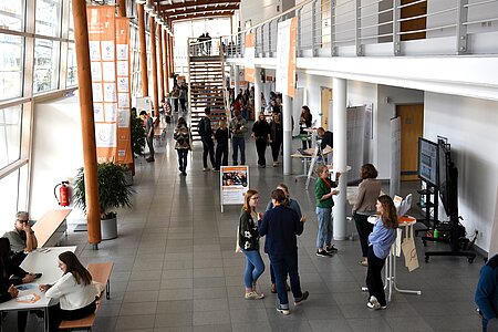 Besucherinnen und Besucher informieren sich beim Schnuppertag an den Infoständen