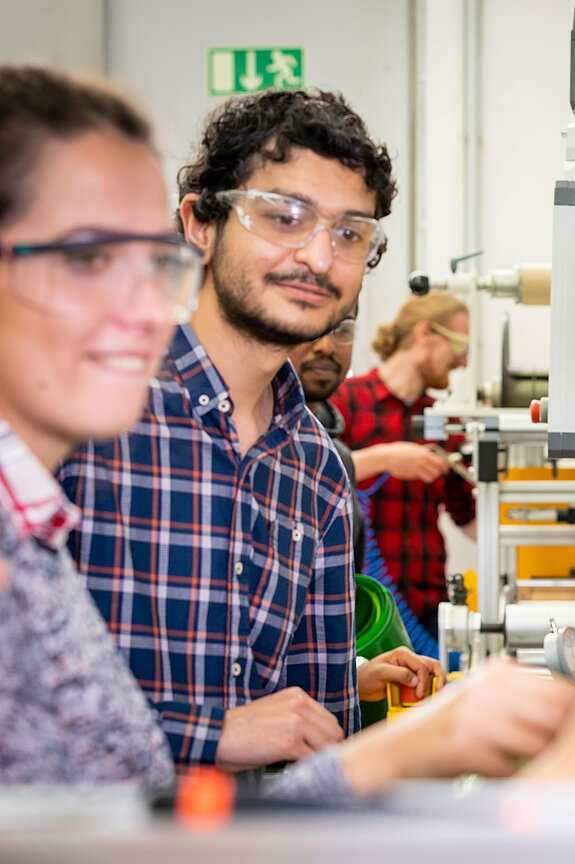 [Translate to English:] Studierende in einem Labor