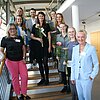 Das Bild zeigt eine Gruppe von Personen auf einer Treppe stehend.