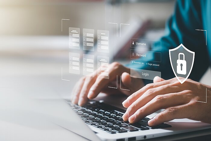 Bildfokus auf Hände, die auf der Tastatur eines Laptops schreiben
