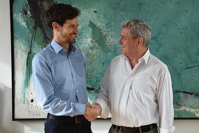 Das Bild zeigt Professor Michael Kuhn und Professor Heinrich Köster.