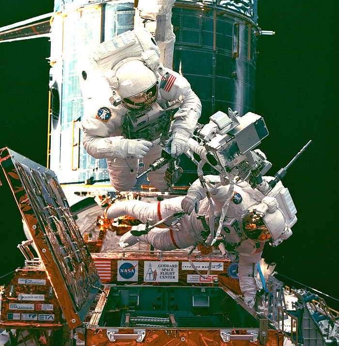 Service-Mission am Hubble Weltraum Teleskop durch das Shuttle Discovery (1997) (Foto: ESA)