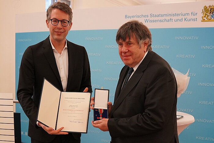 Das Bild zeigt Wissenschaftsminister Markus Blume und Professor Wolfgang Arlt.