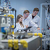 Studierende im Labor am Campus Burghausen