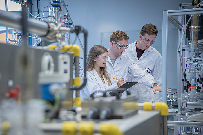 Studierende im Labor am Campus Burghausen