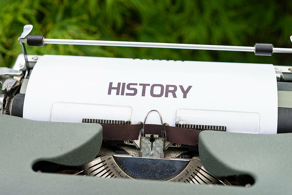 Schreibmaschine die gerade das Wort "History" audruckt