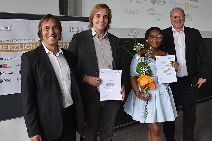Das Bild zeigt zwei Absolventen des Studiengangs  Applied Artificial Intelligence mit Professor Reiner Hüttl und Professor Marcel Tilly.