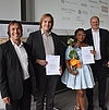 Das Bild zeigt zwei Absolventen des Studiengangs  Applied Artificial Intelligence mit Professor Reiner Hüttl und Professor Marcel Tilly.