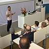 Das Bild zeigt Daniel Krauss von der Flix SE bei seinem Vortrag an der TH Rosenheim.