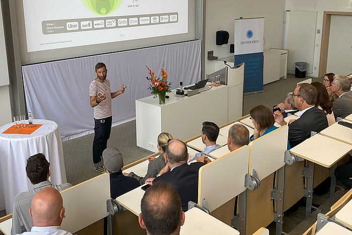 Das Bild zeigt Daniel Krauss von der Flix SE bei seinem Vortrag an der TH Rosenheim.