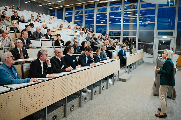 Das Bild zeigt Professorin Dr. Ursula Münch bei ihrem Vortrag an der TH Rosenheim.