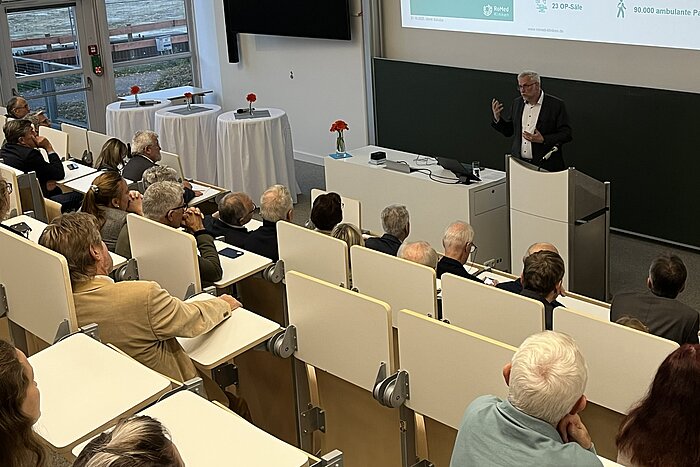 Das Bild zeigt Dr. Ulrich Schulze bei seinem Vortrag an der TH Rosenheim.