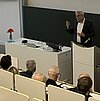 Das Bild zeigt Dr. Ulrich Schulze bei seinem Vortrag an der TH Rosenheim.