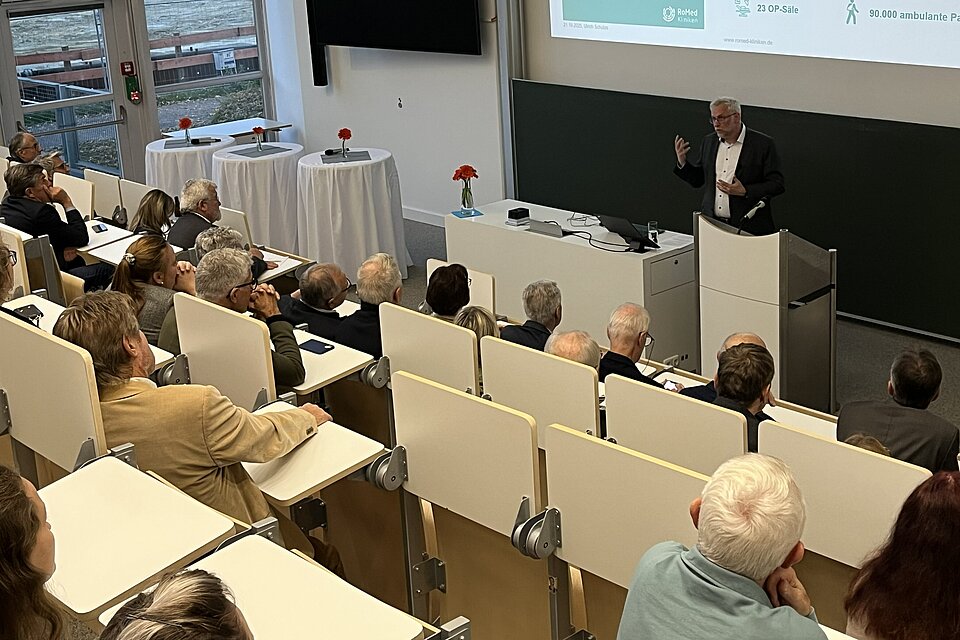 Das Bild zeigt Dr. Ulrich Schulze bei seinem Vortrag an der TH Rosenheim.