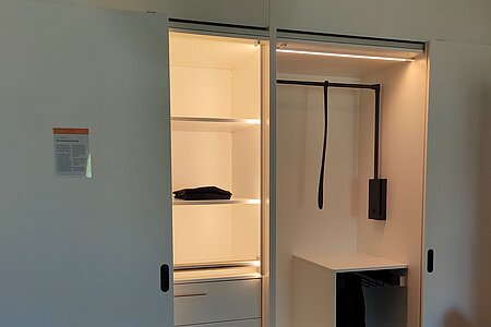 Unterstützende Möbelsysteme geben Sicherheit und Komfort Ein Bild von einem Schrank im Wohnkompetenzzentrum in Amerang mit Licht und Haltegriffennd Licht geben Sicherheit und Komfort