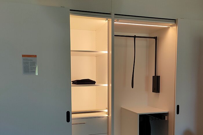 Schrank mit Haltegriffen, Beleuchtung und senkbarer Kleiderstange
