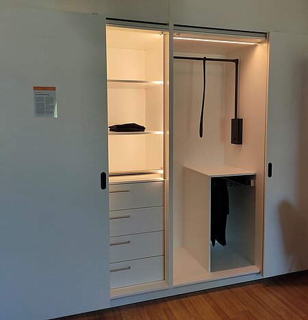 Ein Bild von einem Schrank im Wohnkompetenzzentrum in Amerang mit Licht und Haltegriffennd Licht geben Sicherheit und Komfort