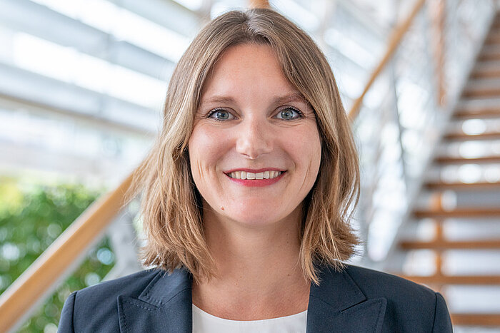 Das Bild zeigt Professorin Carolin Fleischmann