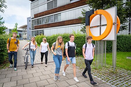 Mehrere Studierende der TH Rosenheim unterwegs zu ihren Vorlesungen.