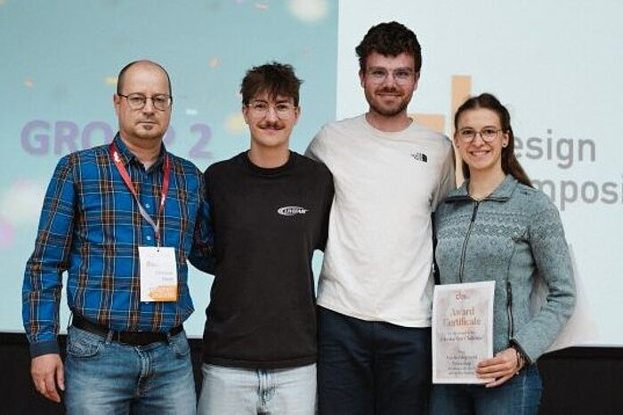 Das Bild zeigt das Siegerteam der Circular Box Challenge mit den Studierenden Felix Kastenhuber und Johanna Breitrainer.