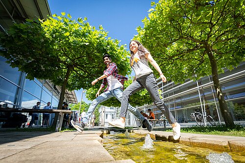 Studierende auf dem Campus