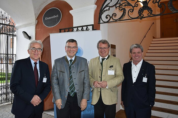 Gerald Rhein, Vorstandsvorsitzender des Seeoner Kreises; Florian Herrmann, Leiter der Staatskanzlei; Klaus Stöttner, Kuratoriumsvorsitzender der TH Rosenheim; Prof. Heinrich Köster, Präsident der TH Rosenheim (von links). 