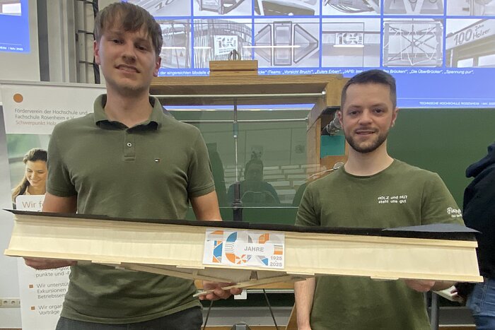 Das Bild zeigt die Sieger des Brückenbauwettbewerbs 2025 Florian Nießlbeck und Korbinian Müller.