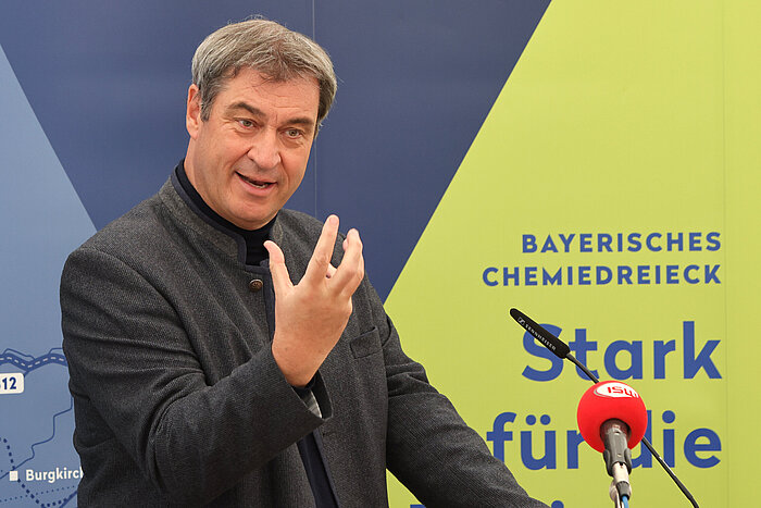 Das Bild zeigt Ministerpräsident Markus Söder bei einer Rede am Campus Burghausen.