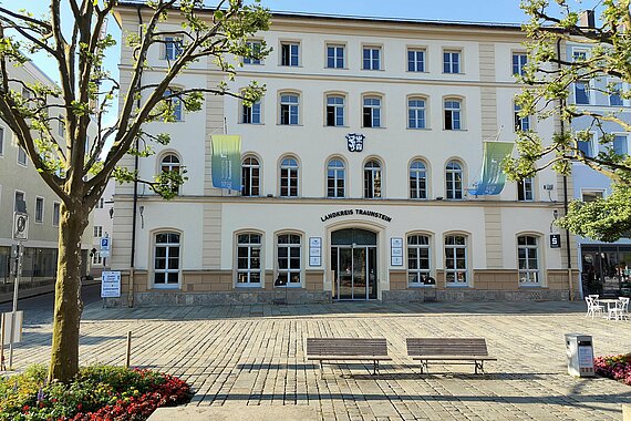 Außenansicht Gebäude Campus Chiemgau am Stadtplatz in Traunstein