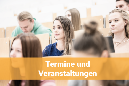 8 Studierende hören konzentriert im Hörsaal zu, während sie an ihrem Platz sitzen und sich teilweise Notizen machen. Textbanner: Termine und Veranstaltungen. 