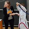 Das Bild zeigt Professorin Nicole Strübbe mit zwei Kindern in der ersten Vorlesung der Kinderuni an der TH Rosenheim.