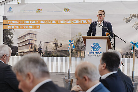 Das Bild zeigt Wissenschaftsminister Markus Blume bei seinem Grußwort.