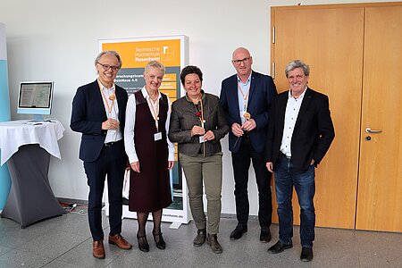 Die Projektpartner haben gemeinsam die Veranstaltung eröffnet. V.l.n.r.: Dr. Thomas Huber (Bayrisches Staatsministerium für Gesundheit und Pflege), Prof. Sabine Ittlinger (Projektleiterin DeinHaus 4.0 Oberbayern, Alexandra Burgmaier (stellv. Landrätin des LK Rosenheim), Bernhard Kern (Landrat des LK Berchtesgadener Land) und Prof. Heinrich Köster (Präsident der TH Rosenheim)