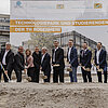 Das Bild zeigt eine Gruppe von Personen beim offiziellen Spatenstich für den Technologiepark und das Studierendenzentrum.